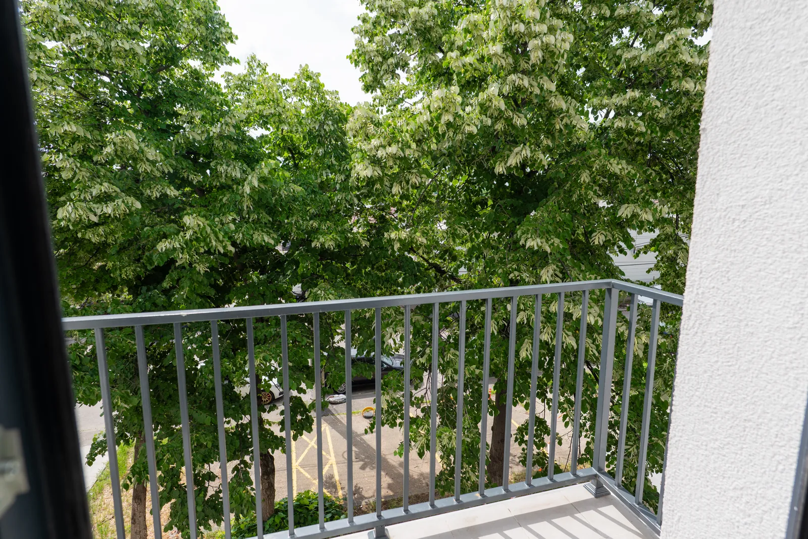 Fotografie: balcon cu vedere spre zona verde