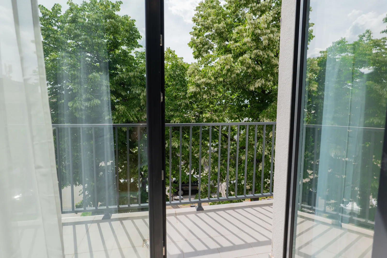 Fotografie: balcon cu vedere spre verdeața cartierului