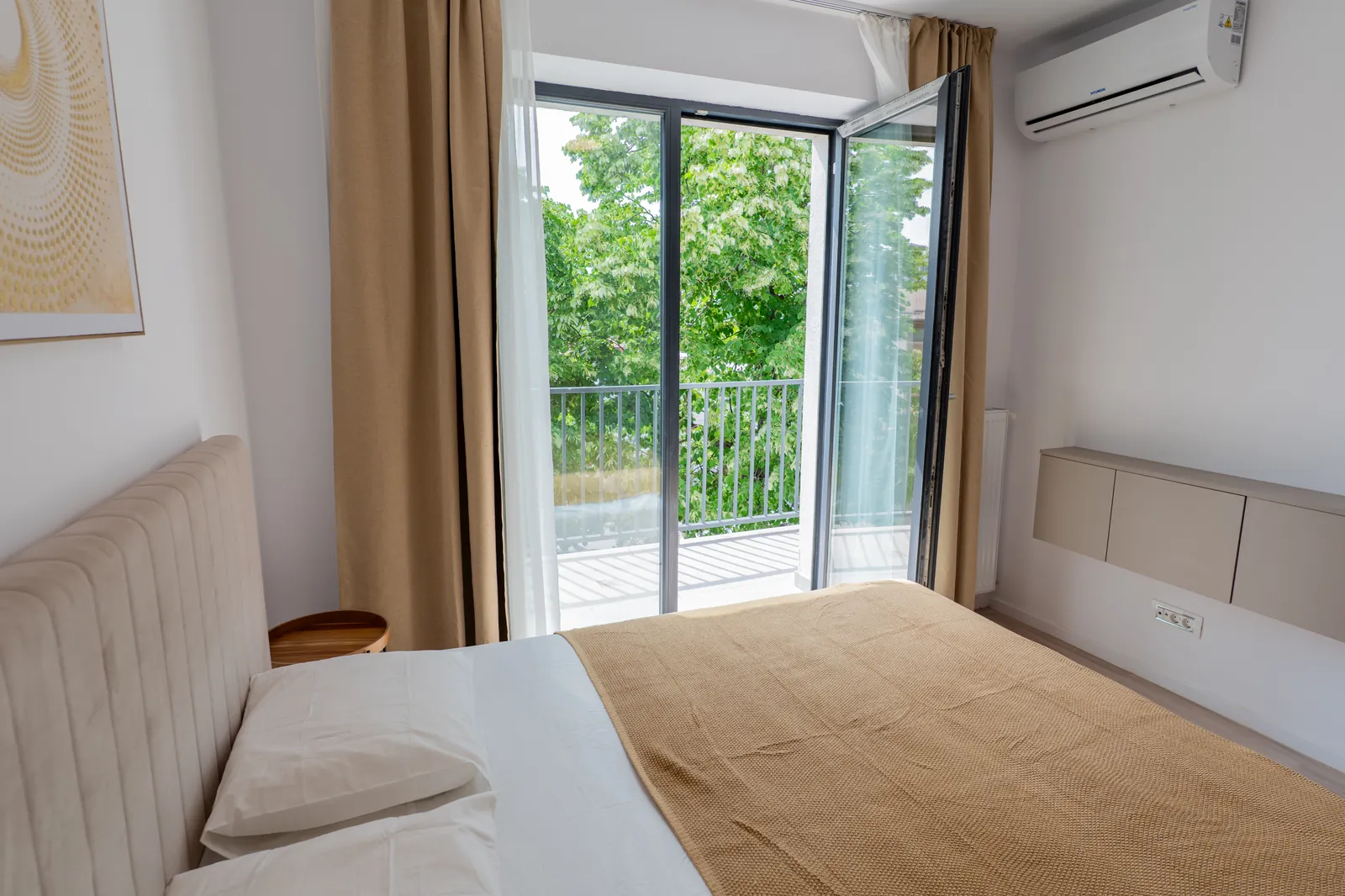 Fotografie: dormitor cu ieșire pe balcon