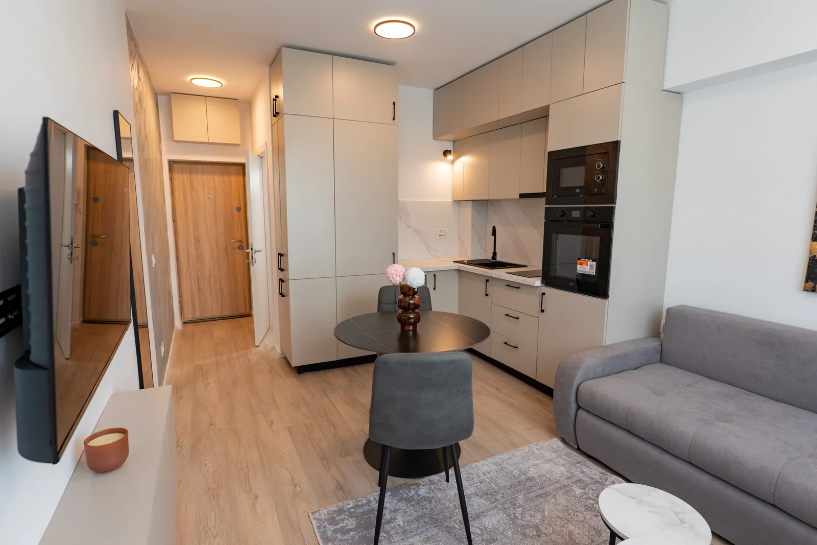 Fotografie din apartamentul finisat: living cu bucătărie deschisă