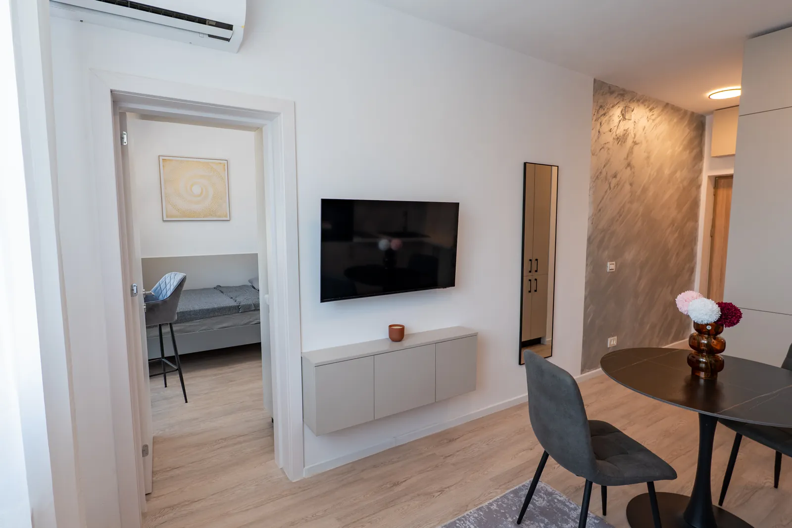 Fotografie: living cu vedere spre dormitor, apartament de două camere