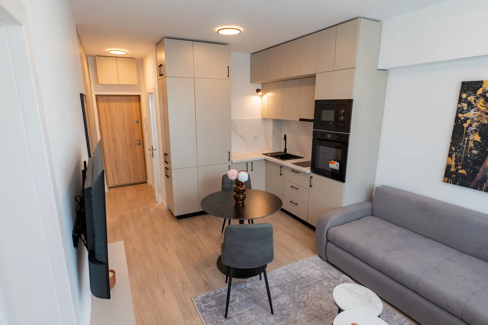 Fotografie din apartamentul finisat: living cu bucătărie deschisă