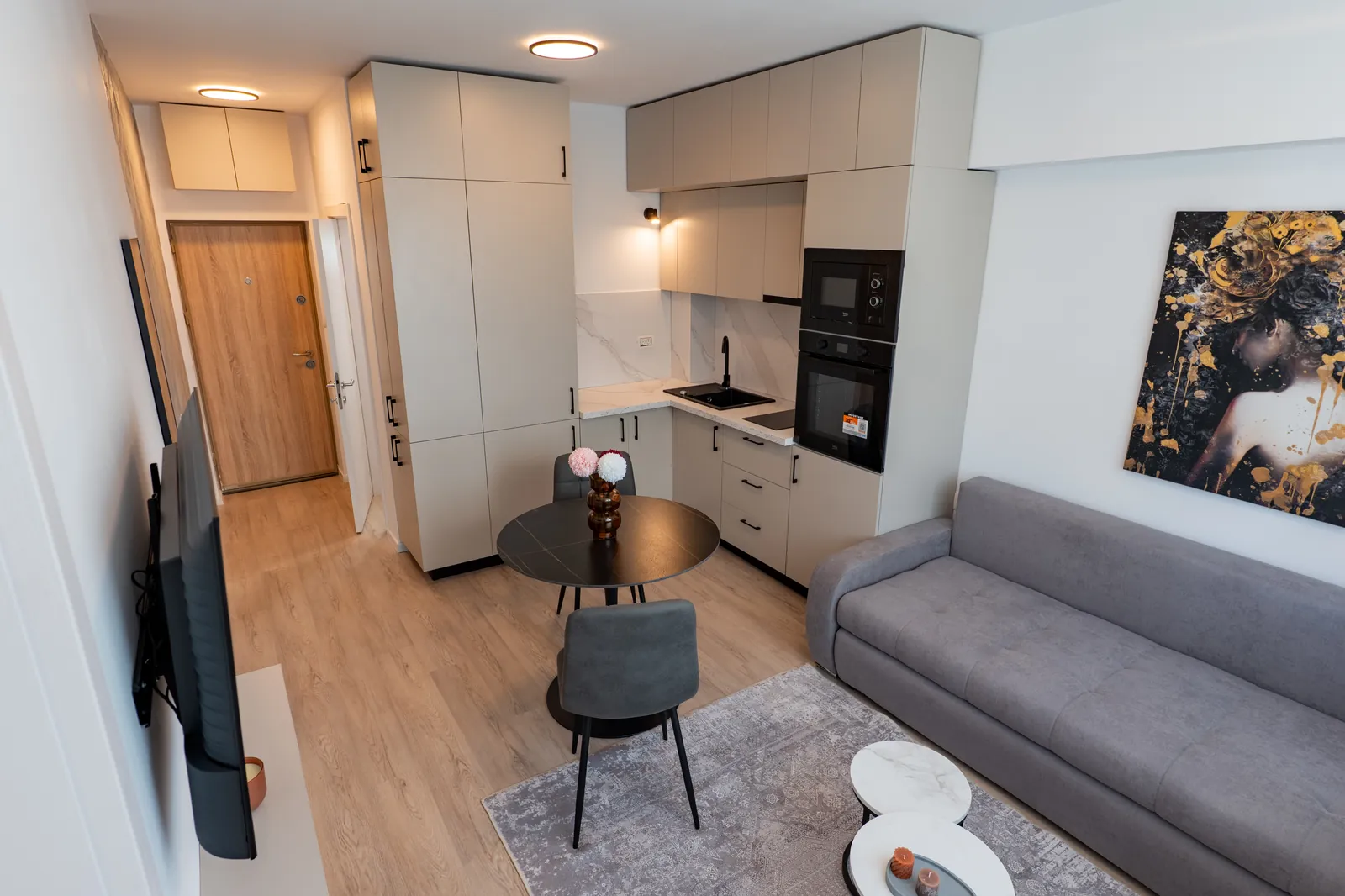 Fotografie: living cu canapea și tablou decorativ